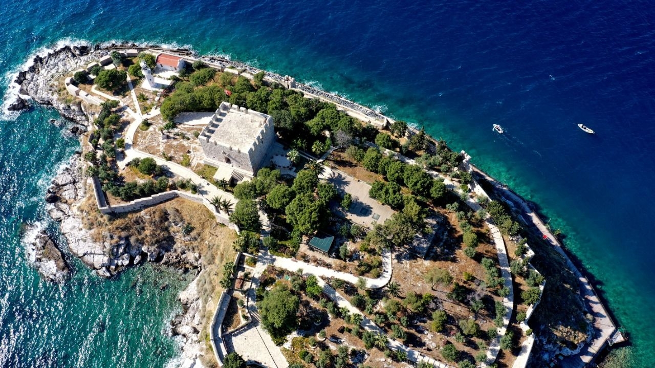 Kuşadası Güvercinada Kalesi ve Ege Denizi